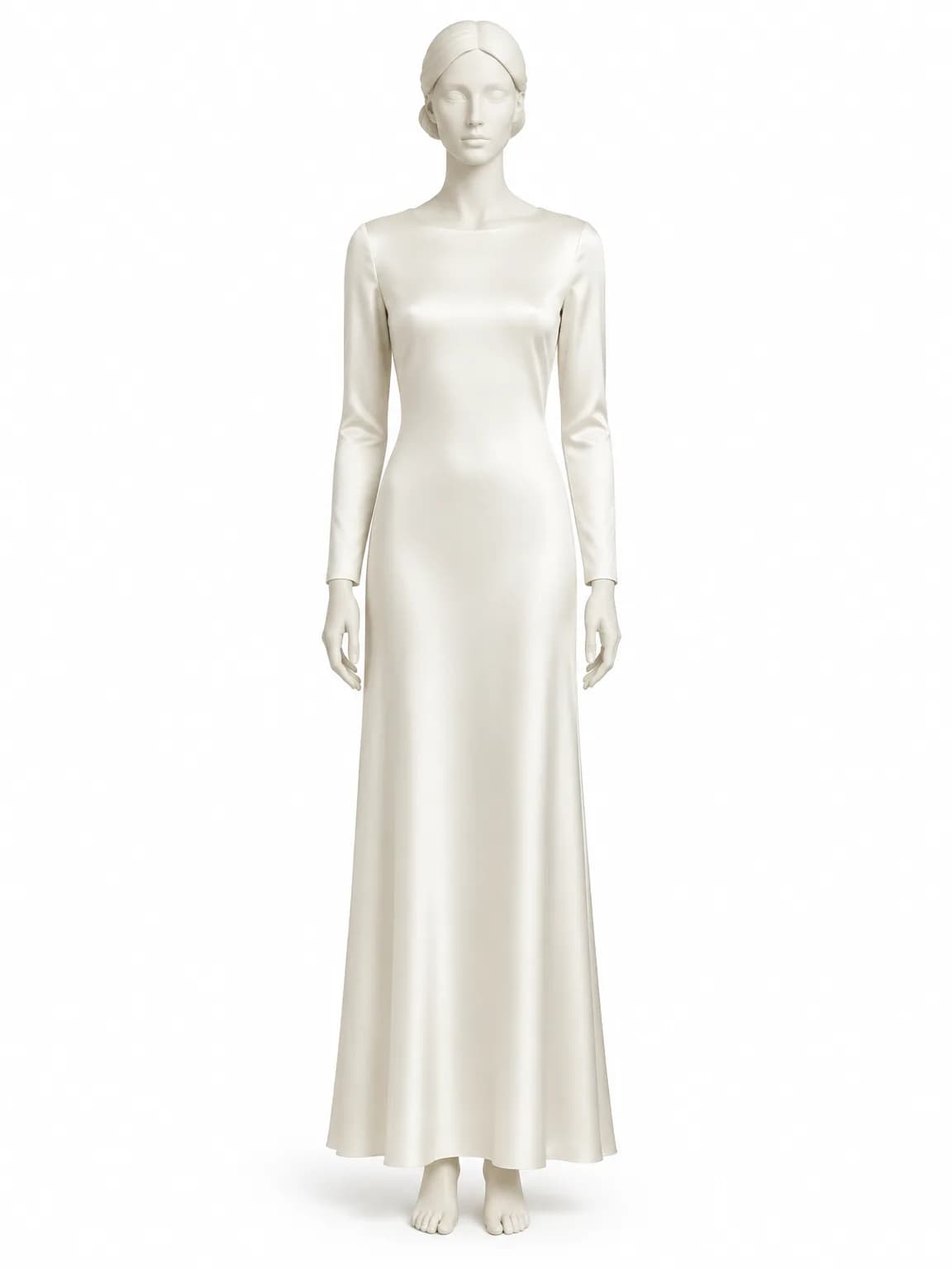 Un mannequin de vitrine en robe longue de satin ivoire, de face, chignon bas, sans aucun bijou ni voile.